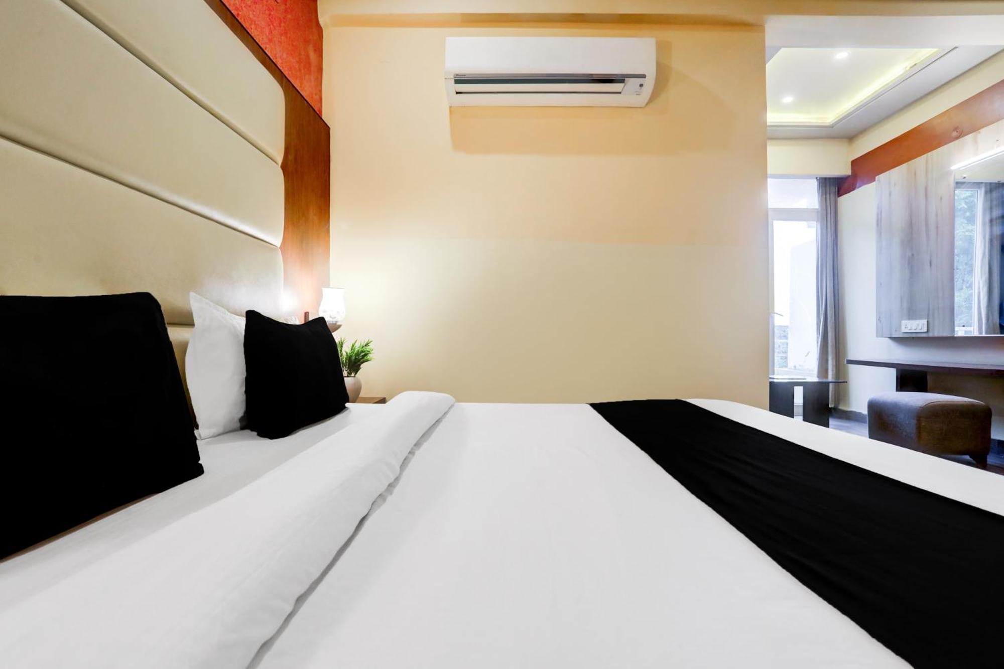 Super Townhouse Oak Pacify Hills Hotel Rājpur Exterior foto